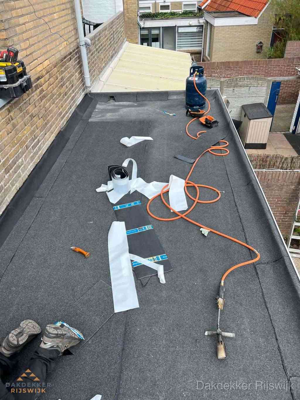 Dakdekker brengt EPDM dakbedekking aan op plat dak in Rijswijk